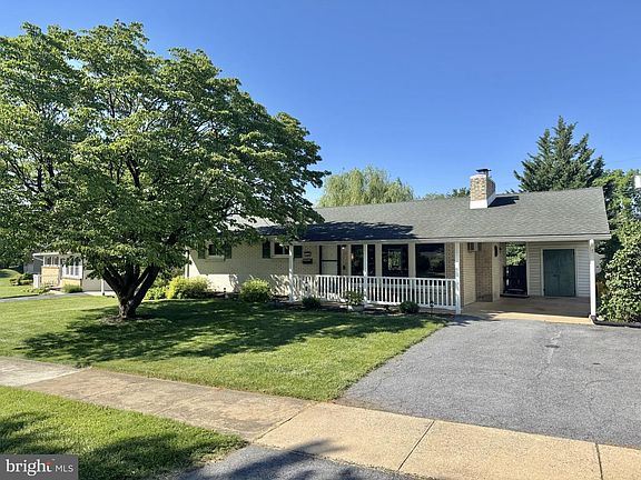 3rd image of 132 Yorkshire Dr