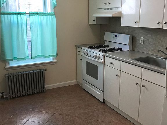 72 Ave U 3FR kitchen