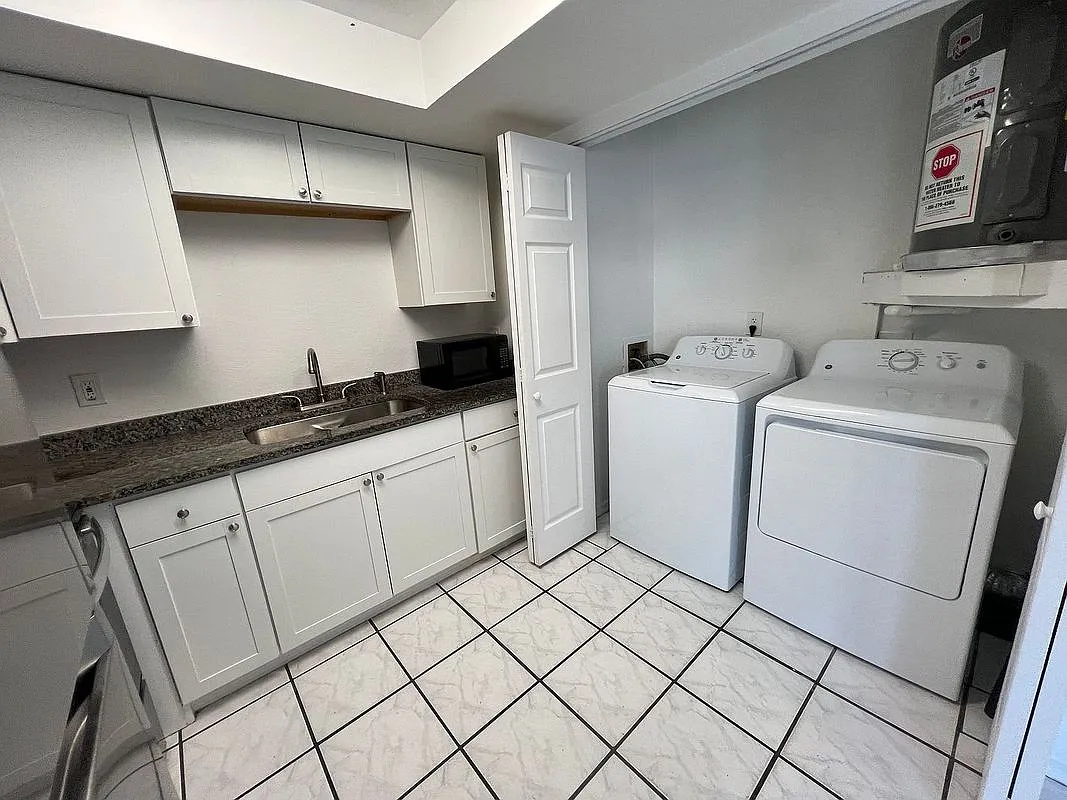 3 bed, 2.0 bath, 1219 sqft, $2,300 — Photo 4