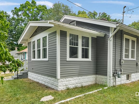 3rd image of 3056 Effie Pl NE