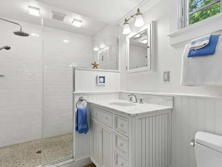 33 Bay Ave — Photo 15