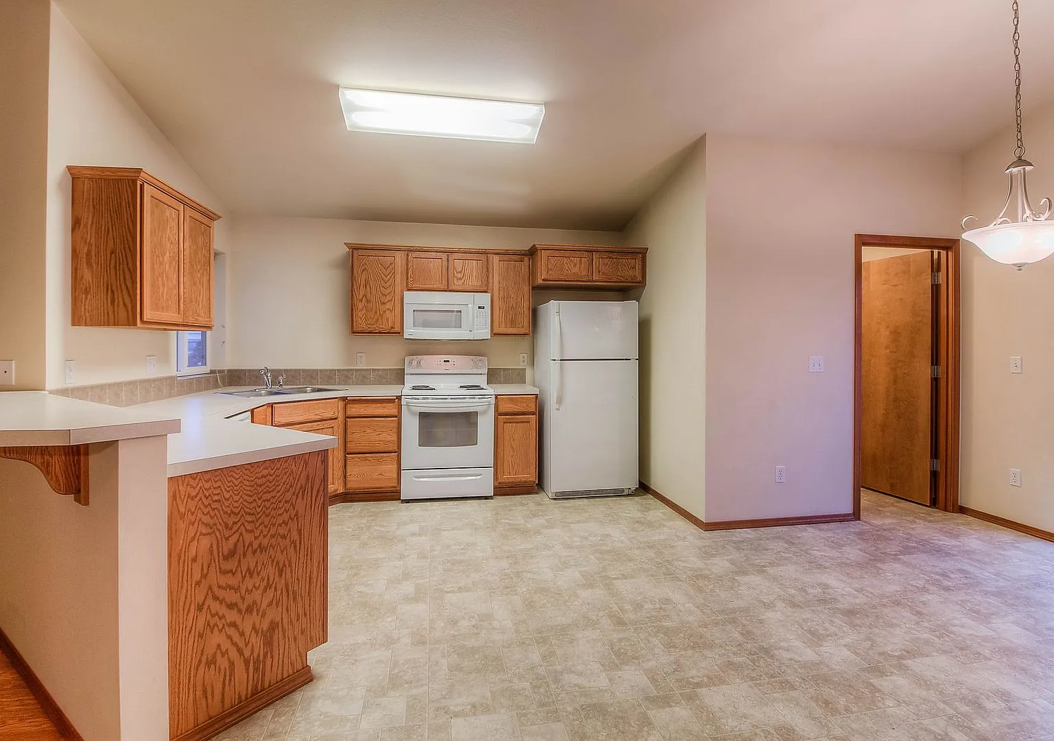 Cottonwood Grove 8903 Midvale — Photo 2