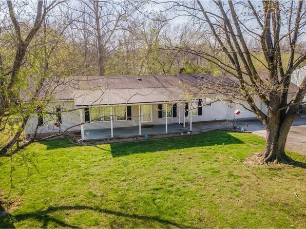 215 South Court St, Benton, IL 62812