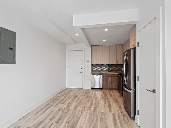 3rd image of 27-15 Astoria Blvd #512