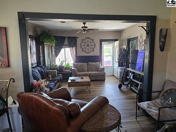 3rd image of 814 Cole Ave