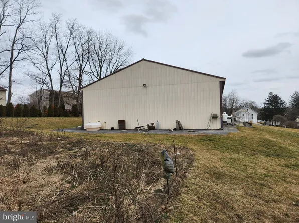 243 E Main St, Brownstown, PA 17508