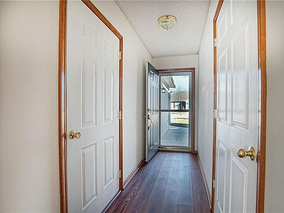 3rd image of 625 SW Muriel Dr