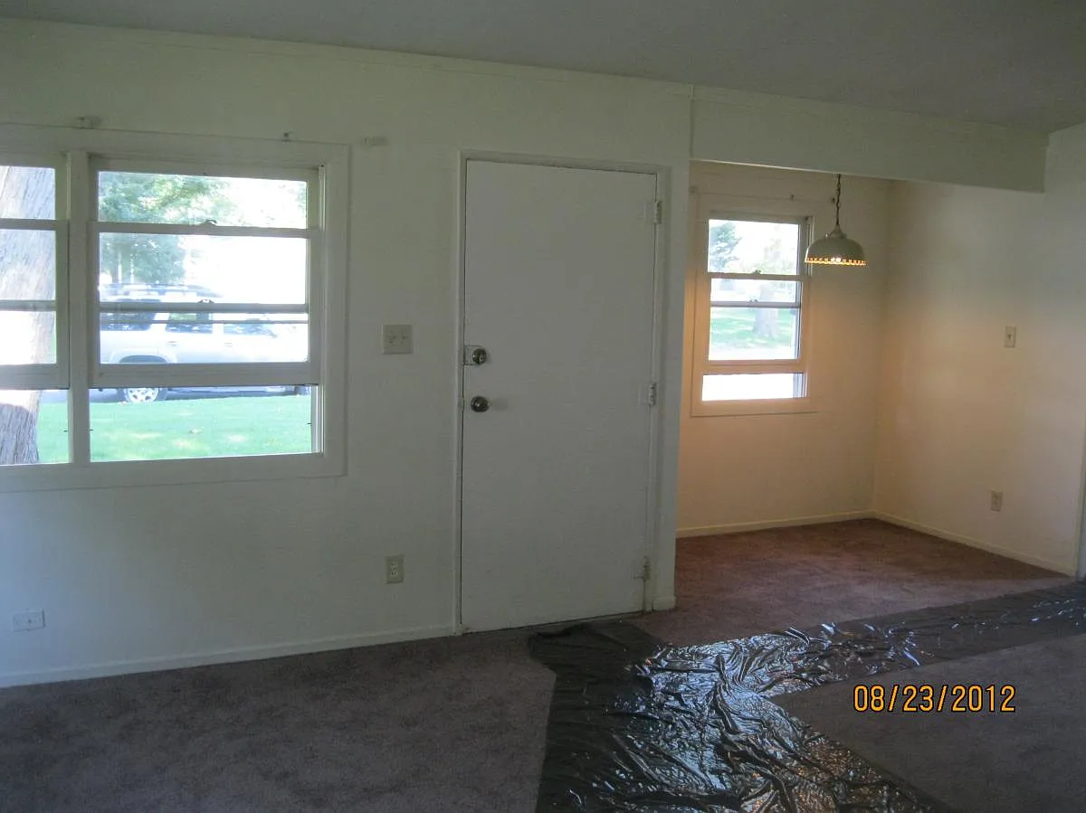 1408 Hollycrest Dr photo 1