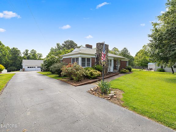 3rd image of 4950 Beverly Rd