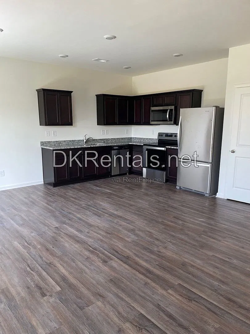 3 bed, 2.5 bath, 1421 sqft, $1,550 — Photo 4