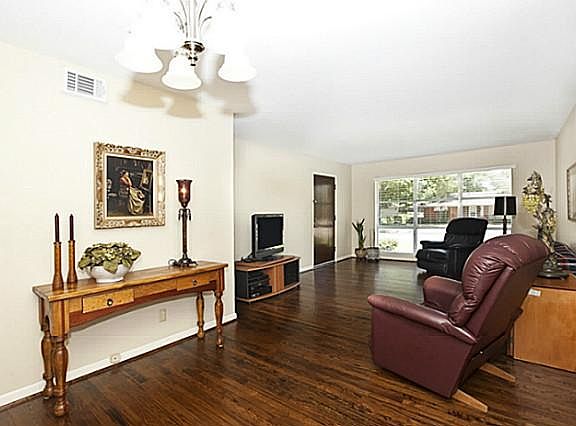 5th image of 640 Scottsdale Dr