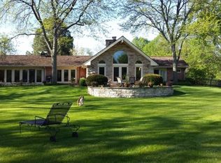 1052 Inverlieth Rd, Lake Forest, IL 60045