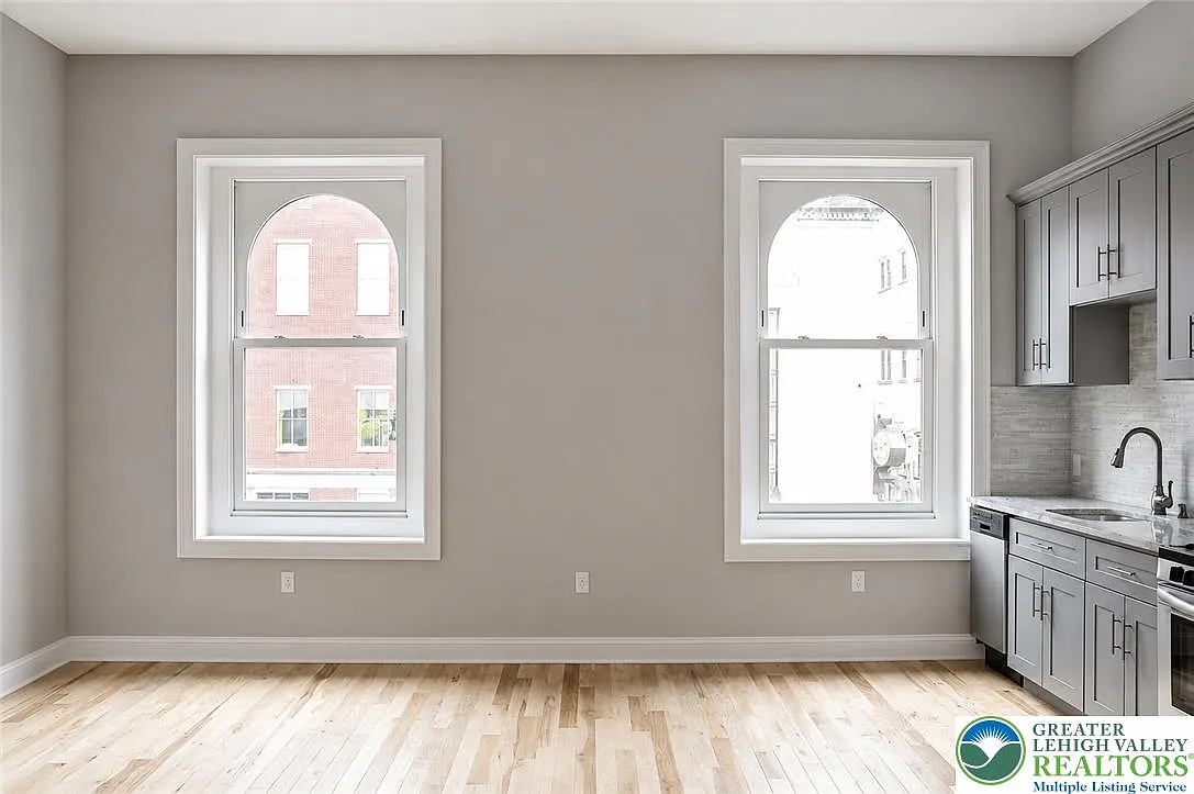Studio, 1.0 bath, 480 sqft, $1,600 — Photo 2