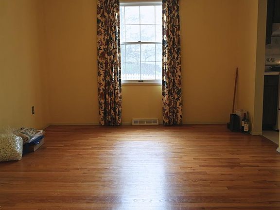 3rd image of 619 Guilford Blvd