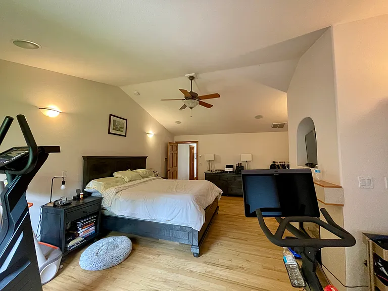 560 University Ave — Photo 51