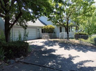 1677 NE A St, Grants Pass, OR 97526
