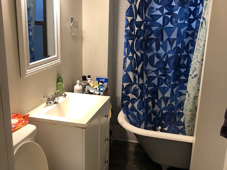 Bathroom w/ Clawfoot tub