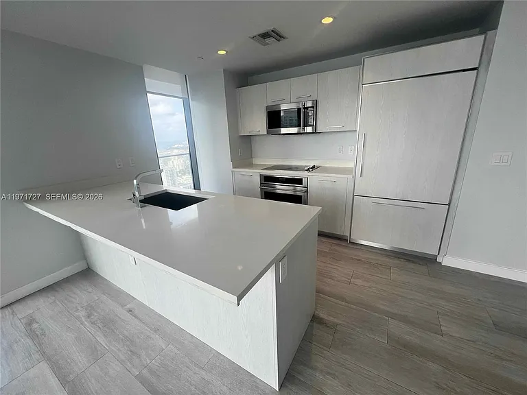 45 SW 9th St #3703 — Photo 8