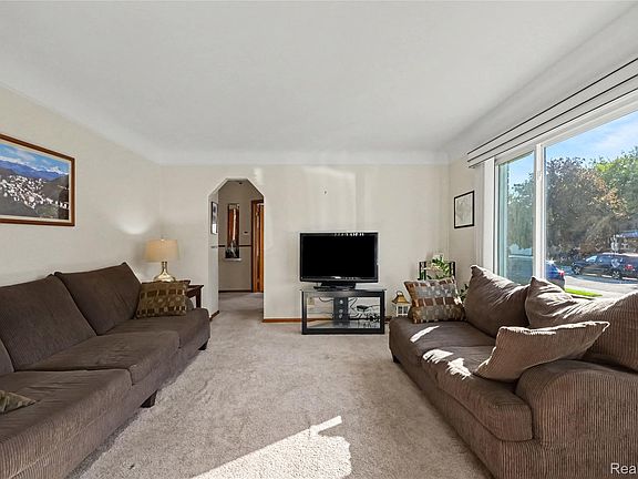 4th image of 21750 Schroeder Ave