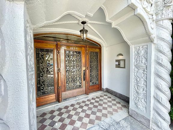 3rd image of 3255 Broderick St #18