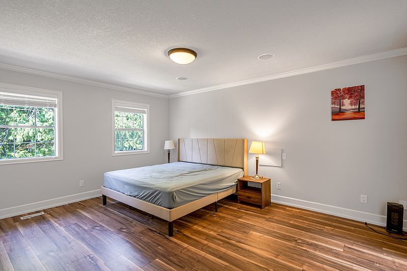 Surrey House for rent - 8 Bedrooms — photo 12