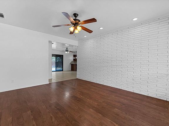 3rd image of 817 Warren Way