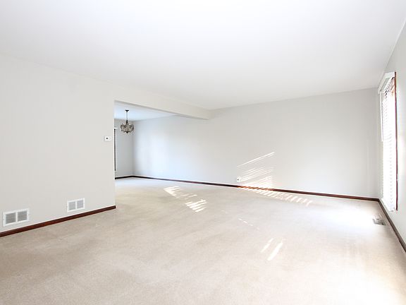 2nd image of 4952 Carriage Dr