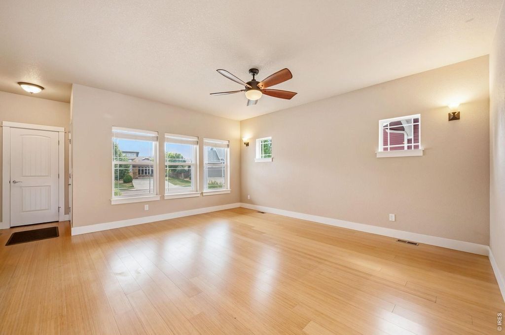 2202 Cocklebur Ln