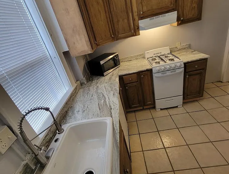 Colonial Apartments — Photo 12