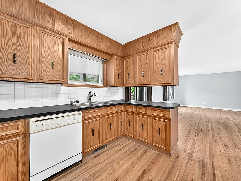 64 Riverton Ave — Photo 2