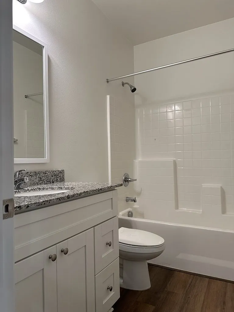 4 bed, 3.0 bath, 2700 sqft, $3,400 — Photo 4