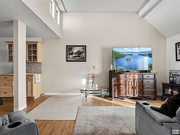 2nd image of 1035 Baywood Dr APT B