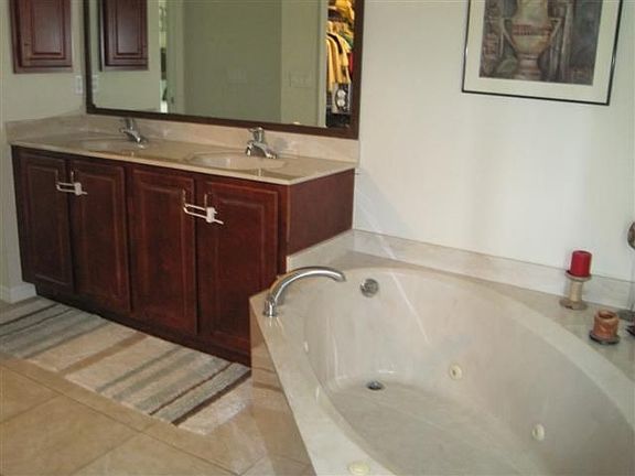 Jetted tub and dual sinks in master bath
