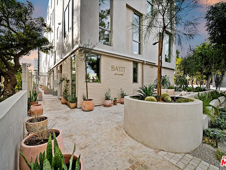 755 N Alfred St #B — Photo 18