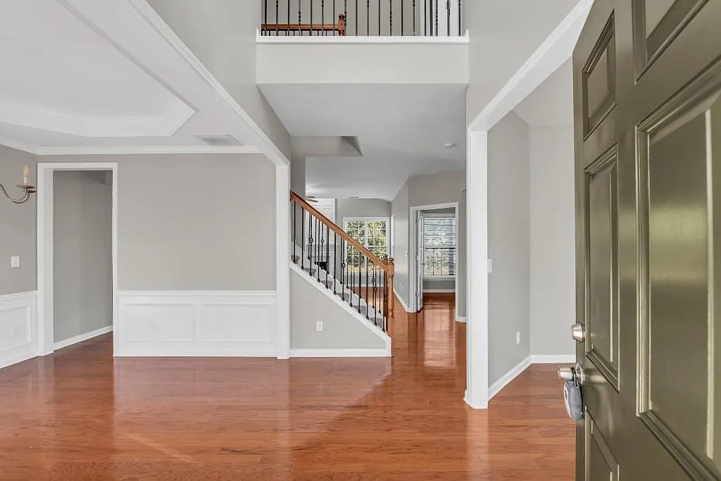 4 bed, 2.5 bath, 2480 sqft, $2,500 — Photo 2