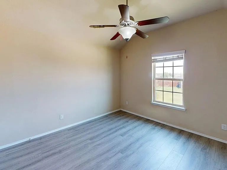 400 Plum Ct — Photo 8