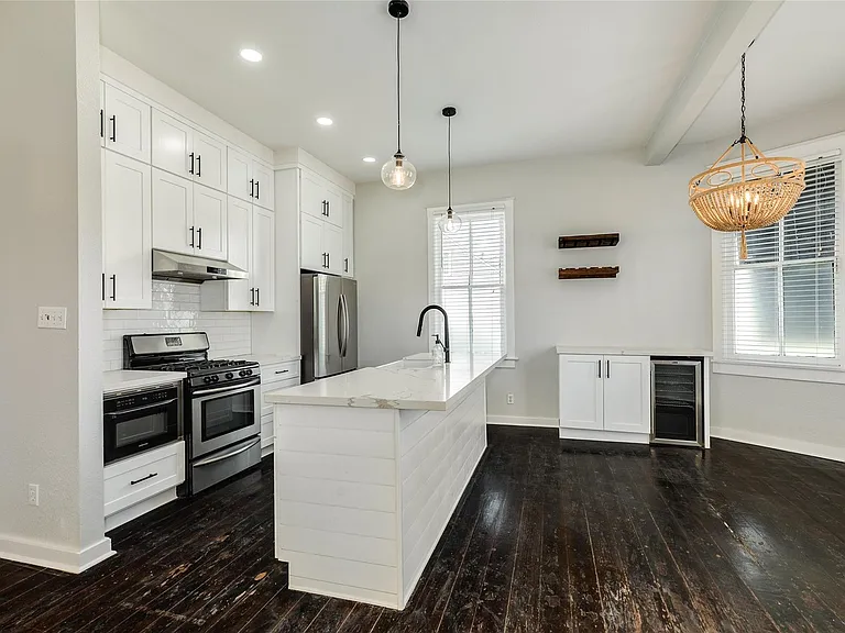 1407 Winnie St — Photo 11