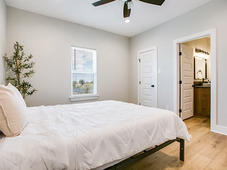 1009 Holiday Dr — Photo 21