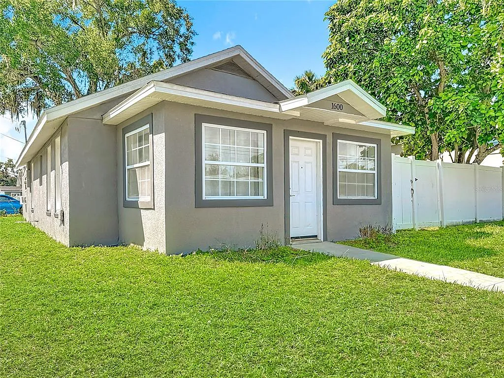 3 bed, 1.0 bath, 1364 sqft, $1,999 — Photo 2