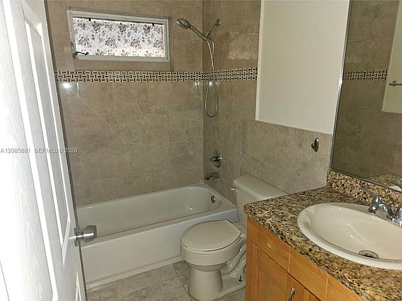 5th image of 2500 NE 193rd St Unit 2502