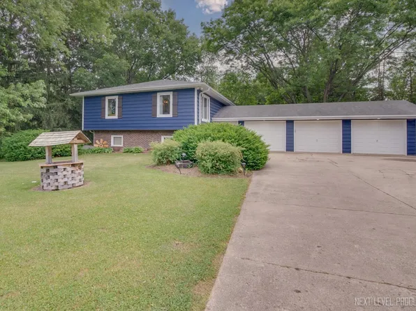 6N989 Crestwood Dr, St Charles, IL 60175