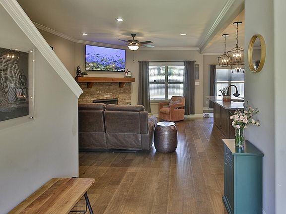 3rd image of 402 S Chinkapin Dr