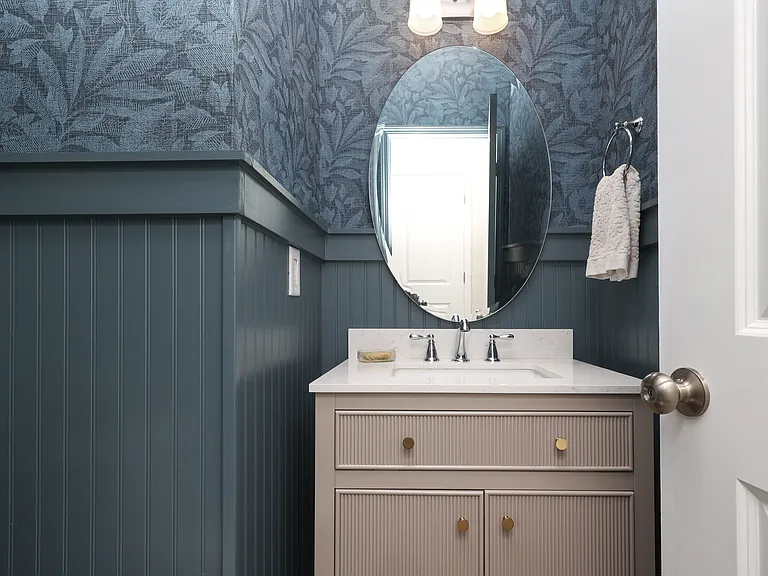 Downstairs half-bathroom with upgraded finishes