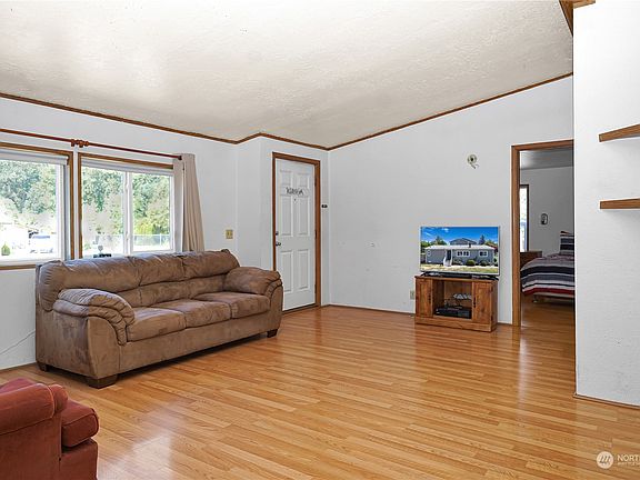 3rd image of 202 Algona Boulevard N