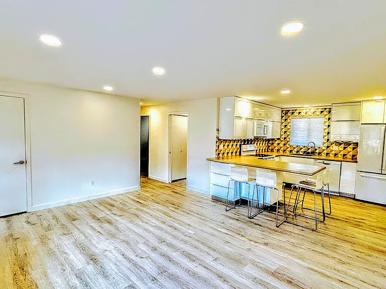 2105 Mill Ave — Photo 4