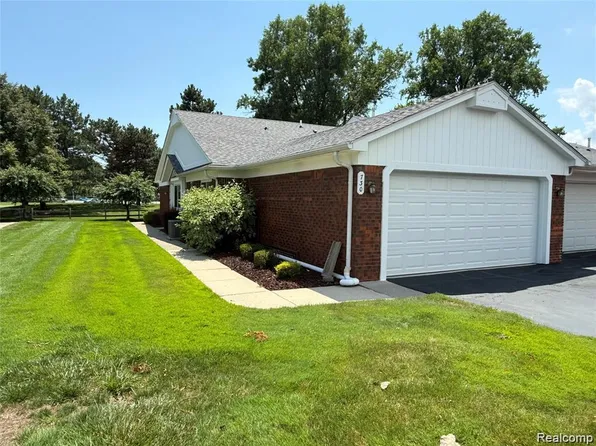 730 Country Club Dr #36, Saint Clair Shores, MI 48082