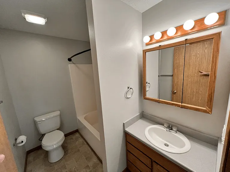 409 W Zeller St — Photo 6