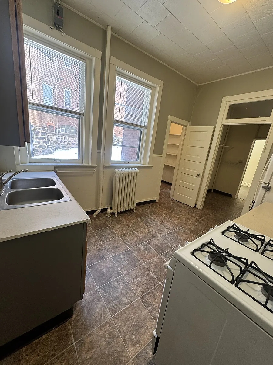 Building Photo - 715 E 1st St #1