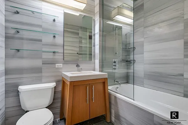 Sold by R New York | media 5