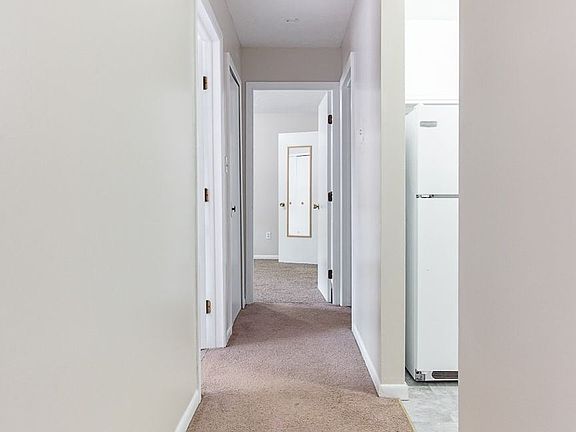 5th image of 657 S Belvoir Blvd APT 8